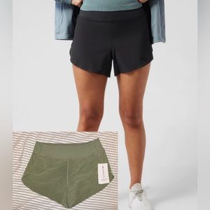 NEW Athleta Run With It 3.5” Shorts Size Small in Sage Green